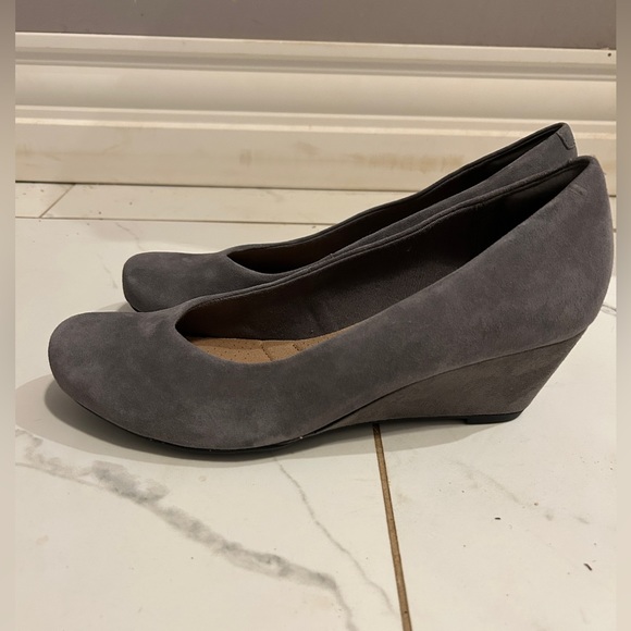 Grey Suede Clarks Wedge Shoe Sz 8.5W NWT - Picture 7 of 8